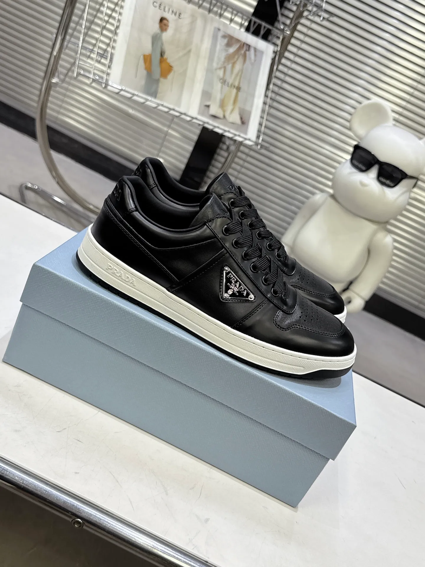👟👟Ex-factory price 580👟👟 Couple style Prada Latest Downtown Bold series Triangle logo Casual sneakers White shoes Original purchase, development and production Downtown Bold sneakers are inspired by the basketball shoes of the 1980s, with a sporty design and exquisite details. Crafted from perforated leather, the statement platform sole provides a unique, modern style. The Prada logo is interpreted from different angles, decorated with the iconic enameled triangular metal logo, highlighting the unique classic style. Exquisite packaging at the delivery counter🛍📦 ▪️Fabric: Original custom imported first-layer cowhide ▪️Lining: Original imported soft sheepskin ▪️Outsole: Original open-molded rubber bottom material ▪️Size: Women's 35-40 Men's 39-45